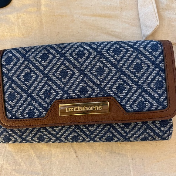 Liz Claiborne wallet - Picture 1 of 3